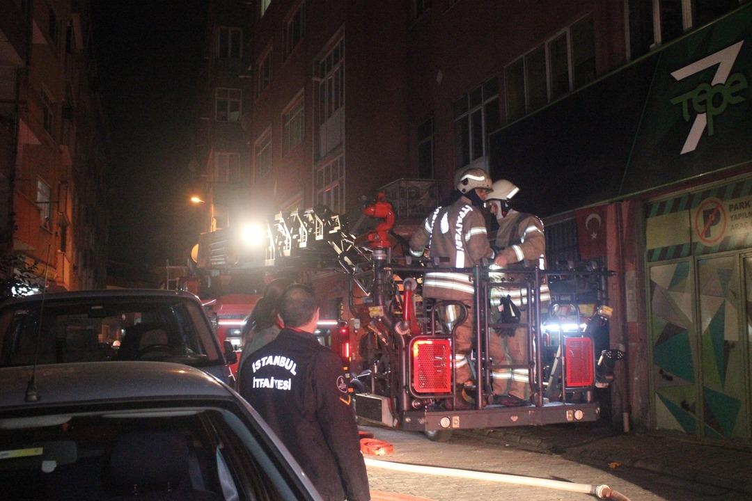 Kağıthane'de korkun&ccedil; anlar! Alevlerin sardığı binada mahsur kaldılar
