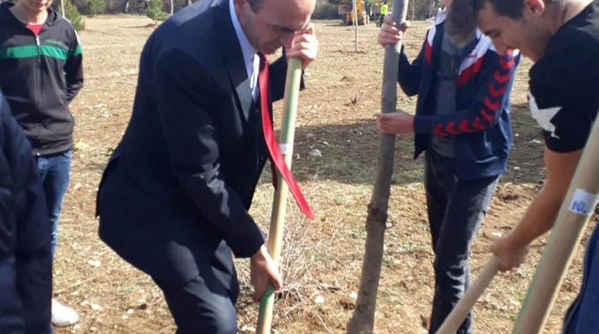 400 fidan toprakla buluştu