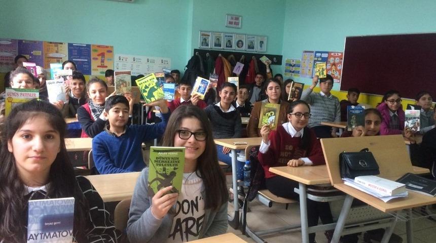 &Uuml;niversiteli gen&ccedil;lerden ortaokullu &ouml;ğrencilere destek