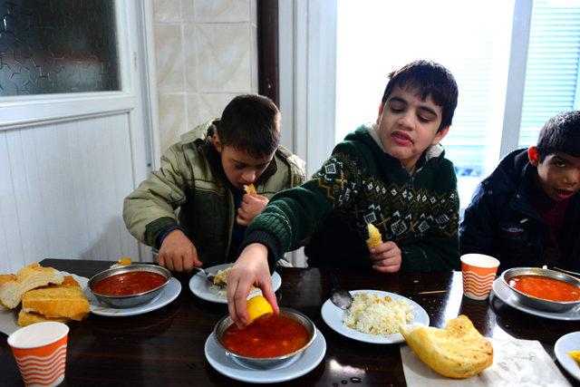 Down sendromlu 25 çocuğa yemek ısmarlayarak uzlaştılar