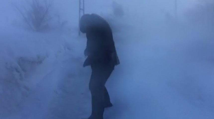 Kar s&uuml;rg&uuml;n&uuml; k&ouml;yl&uuml;lere zor anlar yaşattı