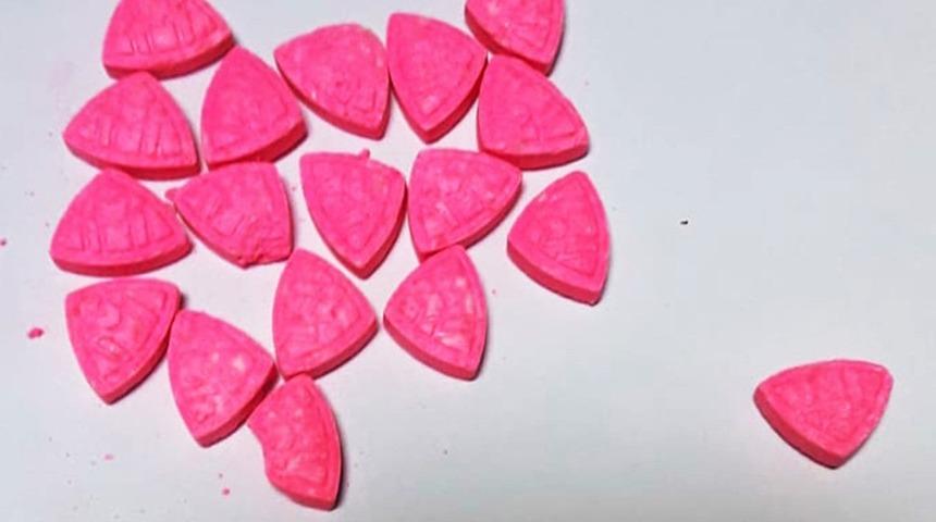 Kafe &ccedil;alışan uyuşturucu satmaktan tutuklandı