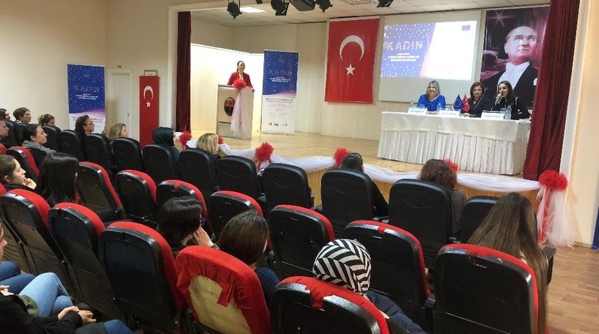 Kız öğrencilere kadın girişimciliği semineri