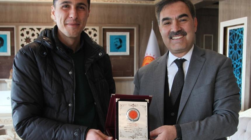 Başkan &Ccedil;oban&rsquo;dan gazetecilere teşekk&uuml;r plaketi