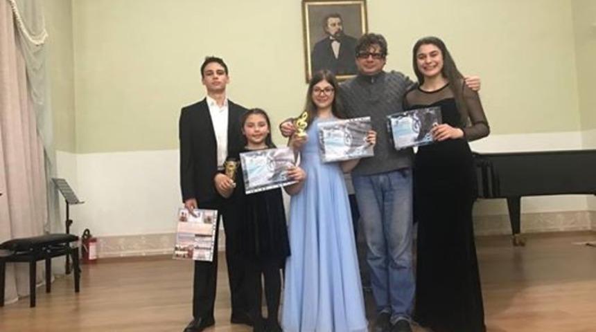 Antalya Devlet Konservatuarı &ouml;ğrencileri, piyona yarışmasından dereceyle d&ouml;nd&uuml;