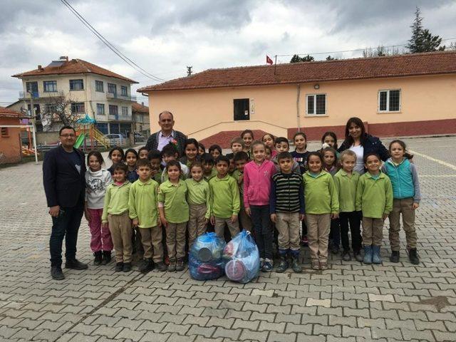 Kapaklar çöp değil, tekerlekli sandalye olacak