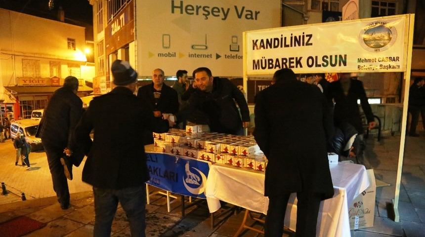 Develi Belediyesi kandil simidi dağıttı