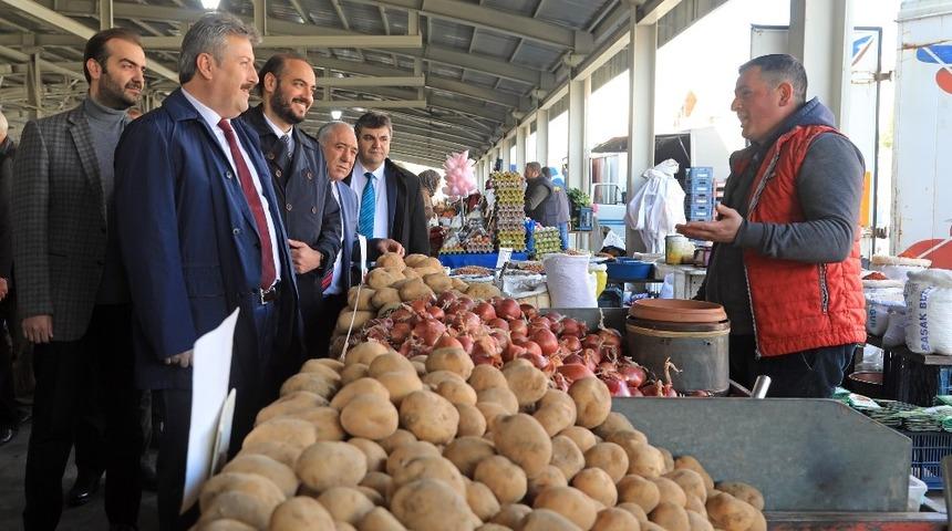 Esenyurt&rsquo;ta esnaf ve vatandaşlarla g&ouml;n&uuml;l k&ouml;pr&uuml;s&uuml;