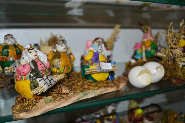 Kadınların yaşamını, atık malzemelerden yaptığı biblolarla anlatıyor 2