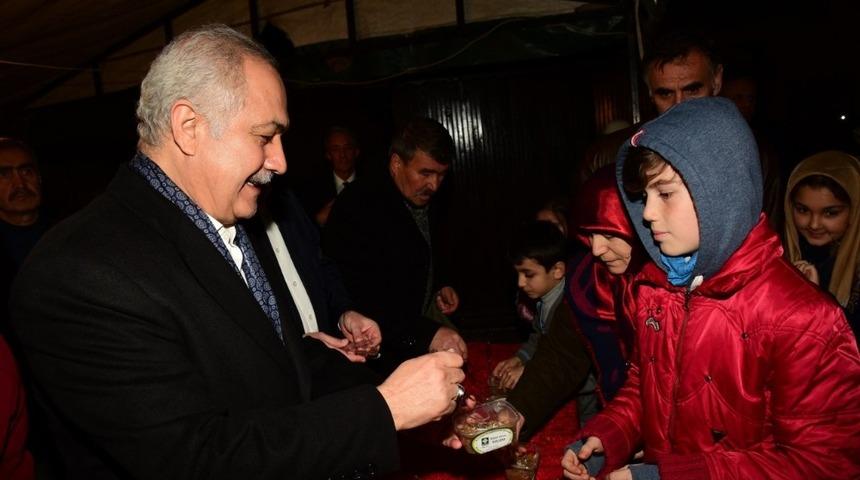 Başkan Kara, vatandaşlara helva ikram etti