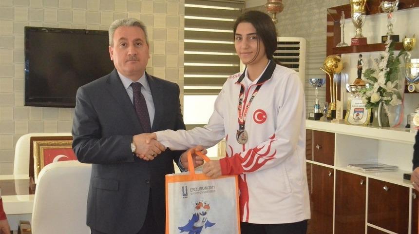 Şampiyon Taekwondoculara &ouml;d&uuml;l