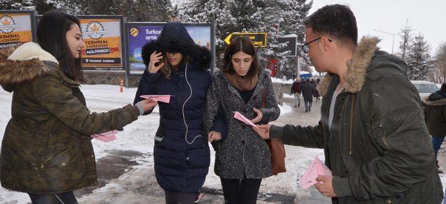 Havacı gençler, kadınlara pembe renkli kâğıt uçak dağıttı