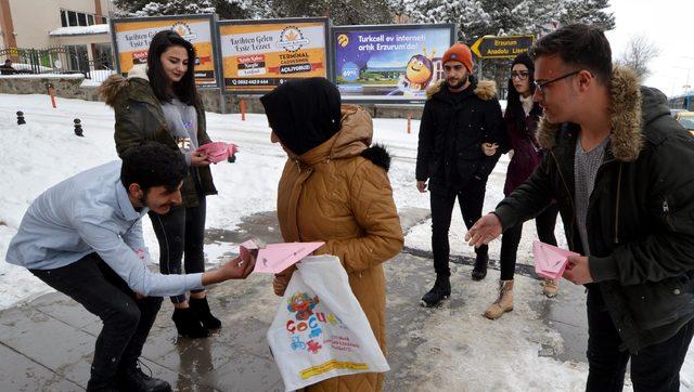 Havacı gençler, kadınlara pembe renkli kâğıt uçak dağıttı