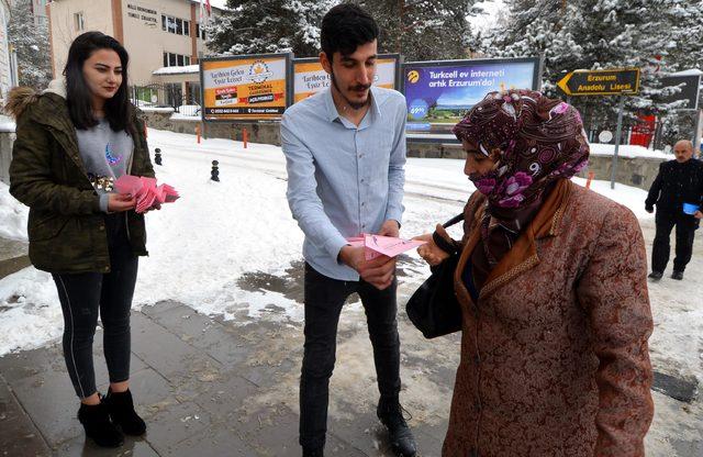 Havacı gençler, kadınlara pembe renkli kâğıt uçak dağıttı