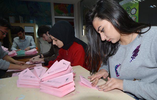 Havacı gençler, kadınlara pembe renkli kâğıt uçak dağıttı