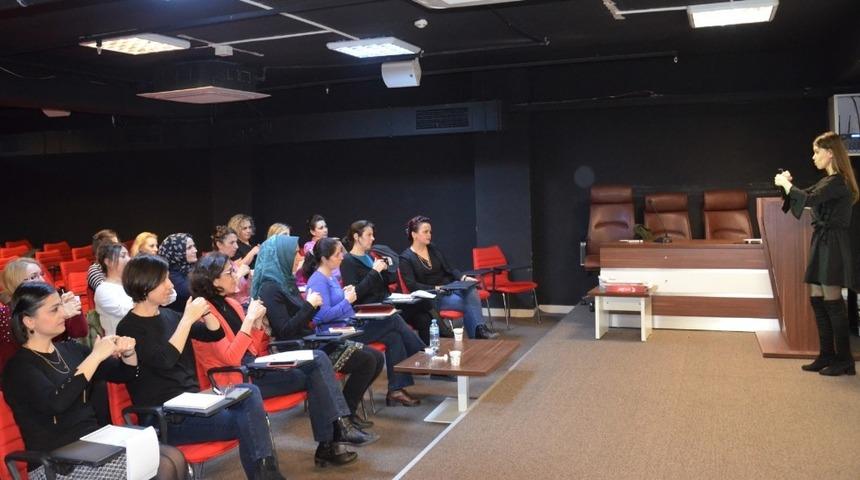 Sağlık&ccedil;ılar işaret dili &ouml;ğreniyor