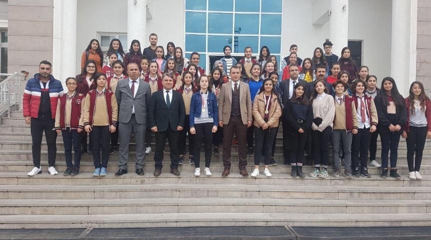 Kız sporculardan Kaymakam Y&uuml;ksel&rsquo;e ziyaret