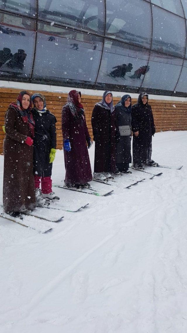 Erzurum GSİM’den kadınlara kayak jesti