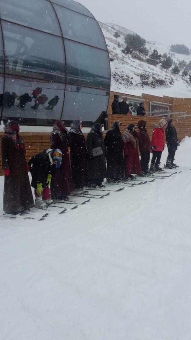 Erzurum GSİM’den kadınlara kayak jesti