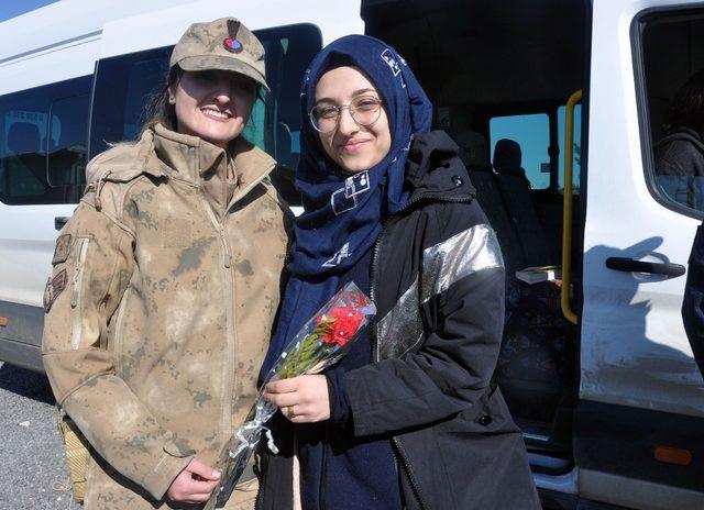 Midyat’ta jandarma ekipleri kadınlara karanfil dağıttı