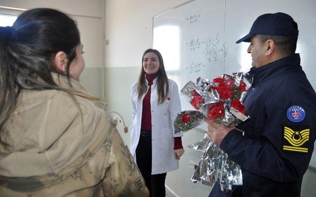 Midyat’ta jandarma ekipleri kadınlara karanfil dağıttı