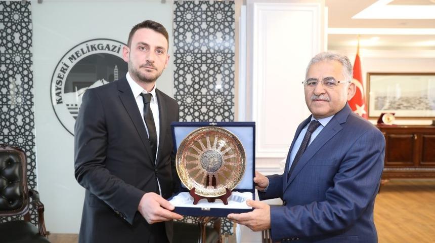 Başkan Dr. Memduh B&uuml;y&uuml;kkılı&ccedil;, "Kızılay&rsquo;ın her zaman destek&ccedil;isi olmaya devam edeceğiz"