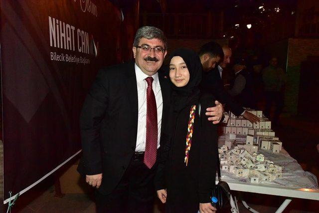 Bilecik Belediyesi’nden kandil simidi ve lokum ikramı