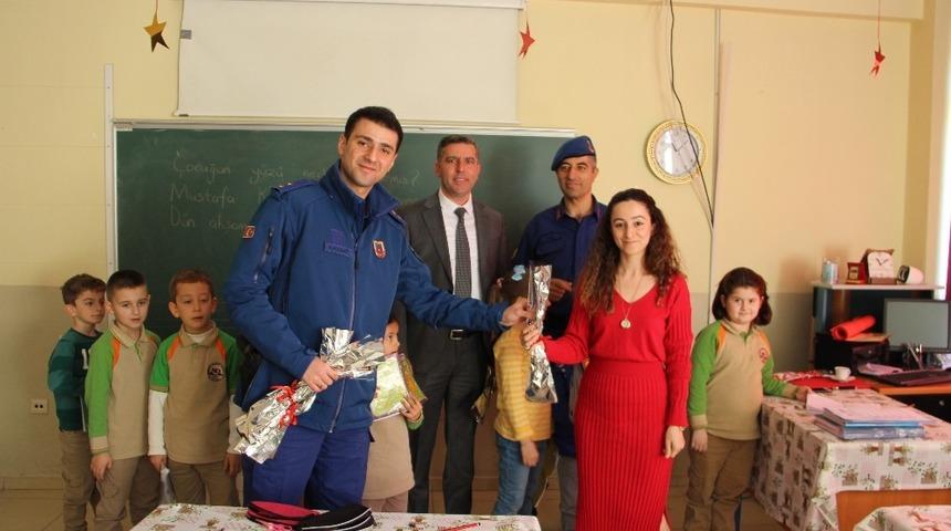 D&uuml;zce&rsquo;de 8 Mart Kadınlar g&uuml;n&uuml;nde jandarmadan &ouml;zel kutlama