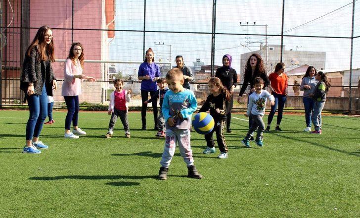 Manisa Kız Yurdu öğrencileri, minik yüreklere dokunuyor G1