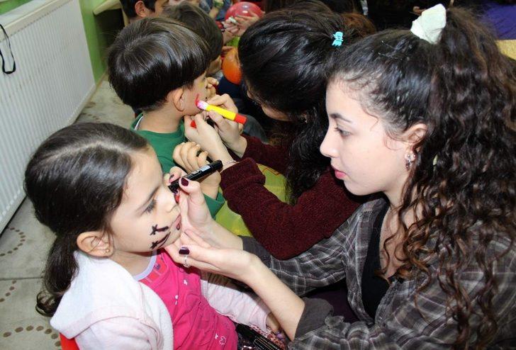 Manisa Kız Yurdu öğrencileri, minik yüreklere dokunuyor G4