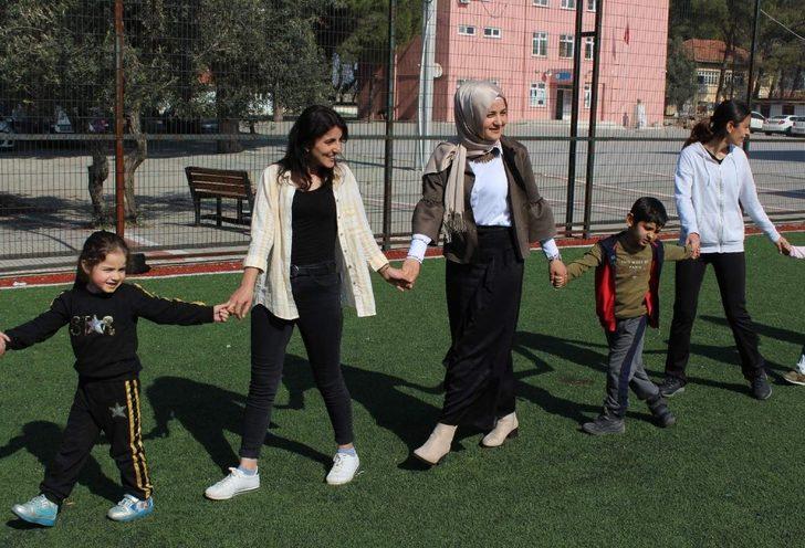 Manisa Kız Yurdu öğrencileri, minik yüreklere dokunuyor G5