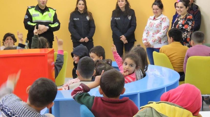 Polisler tarafından öğrencilere güvenlik ve trafik eğitimi verildi