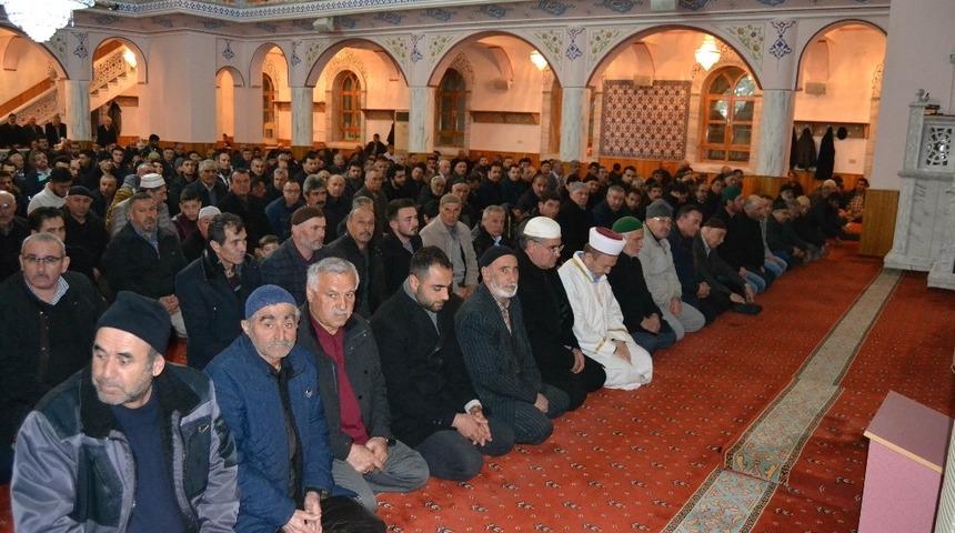 Kulu’da Regaip Kandili’nde vatandaşlar camilere akın etti