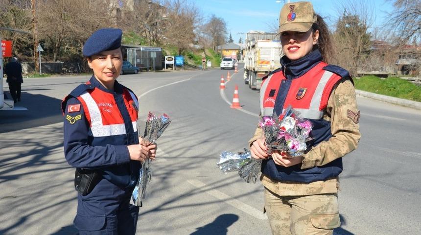 Jandarmadan kadın sürücü ve yolculara karanfil
