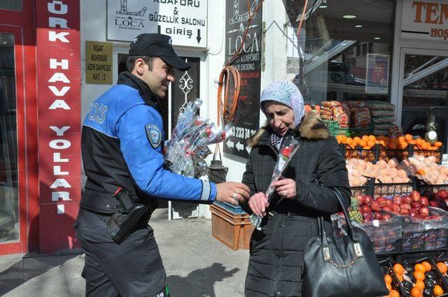 Kars’ta Polis 8 Mart’ta karanfil ve broşür dağıttı