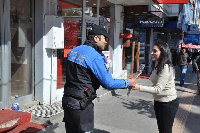 Kars’ta Polis 8 Mart’ta karanfil ve broşür dağıttı