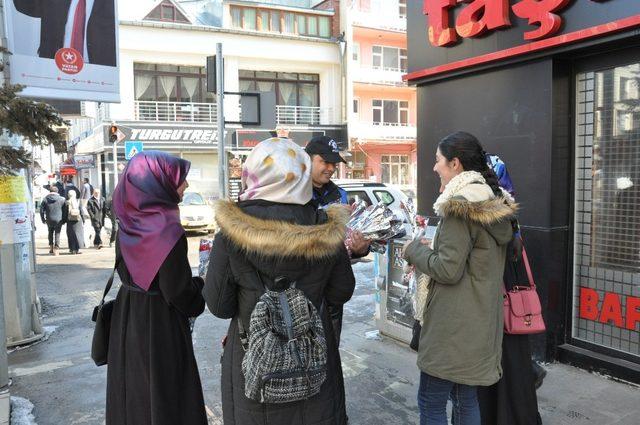 Kars’ta Polis 8 Mart’ta karanfil ve broşür dağıttı