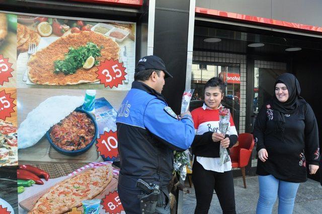 Kars’ta Polis 8 Mart’ta karanfil ve broşür dağıttı