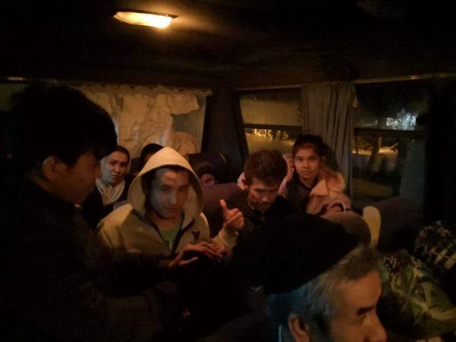 Ayvacık'ta 60 kaçak yakalandı, 4 insan kaçakçısı gözaltında