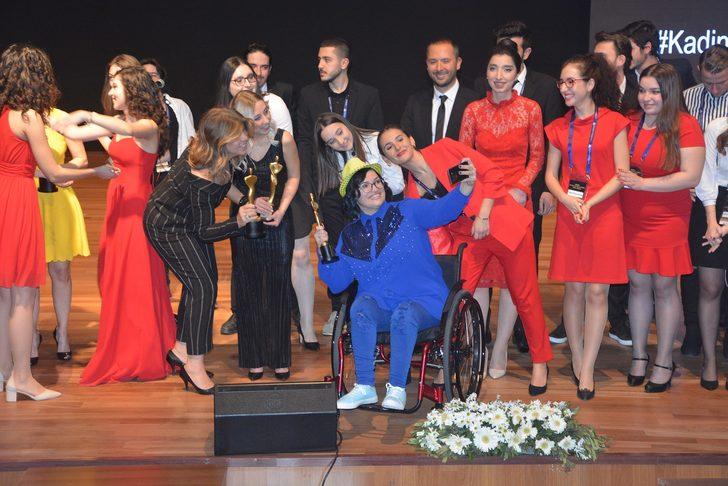 Üniversite öğrencilerinden emekçi kadınlara ödül