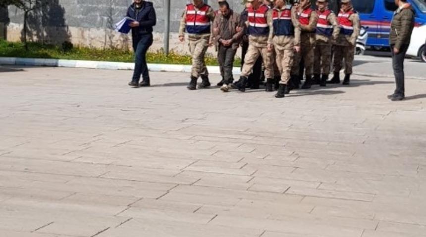 G&ouml;&ccedil;men ka&ccedil;ak&ccedil;ılığından 5 tutuklama