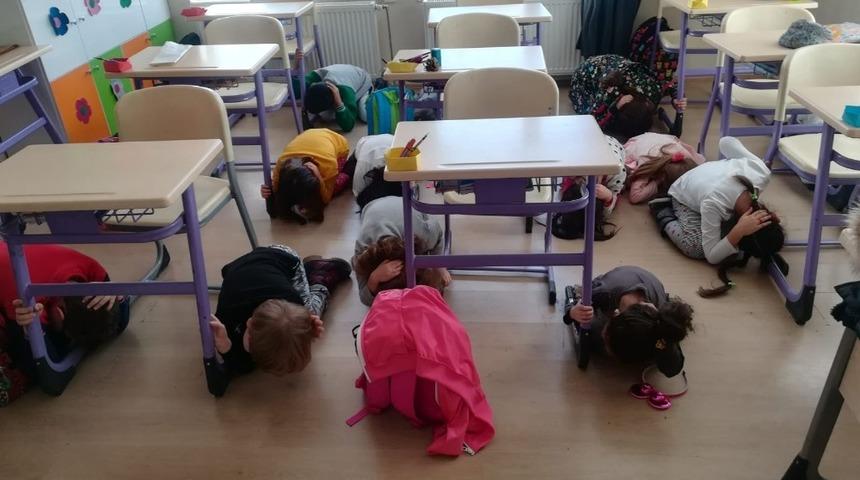 Bilecik&rsquo;te minik &ouml;ğrencilerin katılımı ile deprem tatbikatı