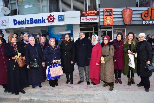 Başkan Can, sabahın ilk saatlerinde kadınlara çiçek verdi