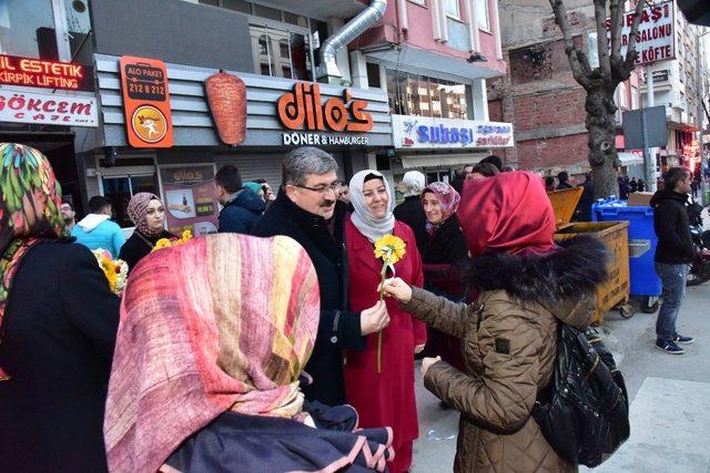 Başkan Can, sabahın ilk saatlerinde kadınlara çiçek verdi