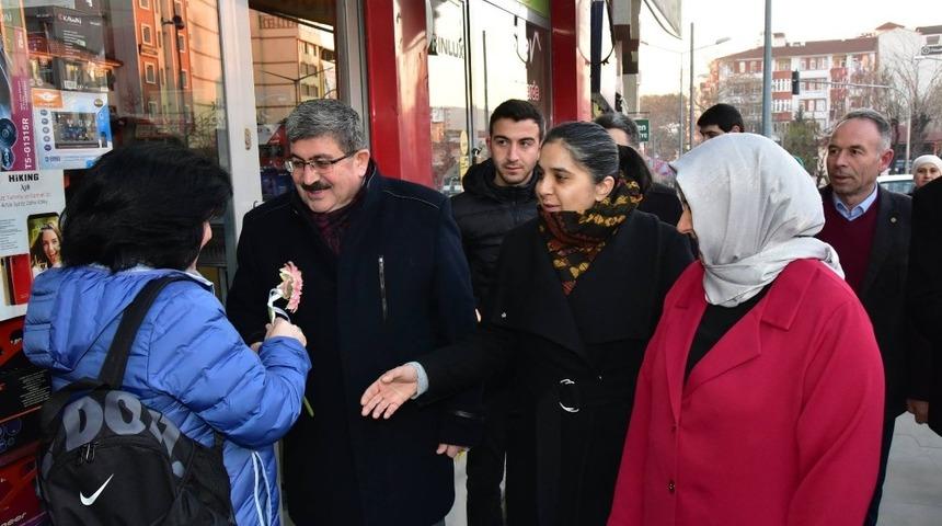 Başkan Can, sabahın ilk saatlerinde kadınlara &ccedil;i&ccedil;ek verdi