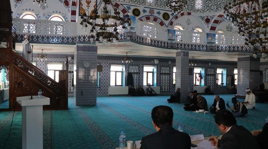 &Ouml;ğrenciler en iyi hutbeyi okumak i&ccedil;in ter d&ouml;kt&uuml;