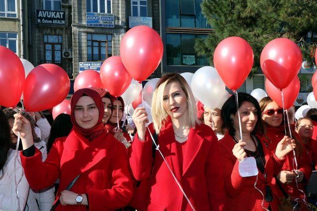 Kadınlar gökyüzüne ay-yıldızlı balonlar bıraktı