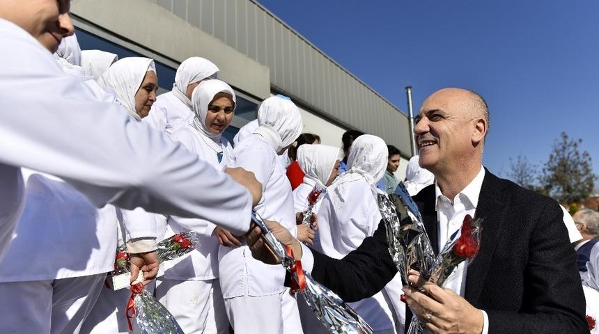 Başkan Bahar&rsquo;dan emek&ccedil;i kadınlara karanfil