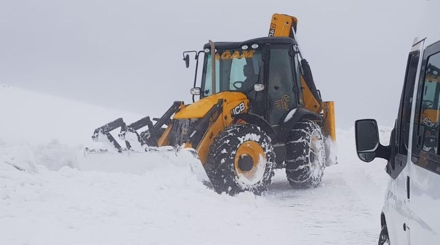 Bing&ouml;l&rsquo;de kar ve tipi  75 k&ouml;y yolunu kapattı