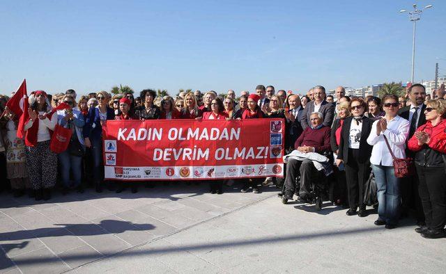 İzmir'de kadınlardan mor yürüyüş